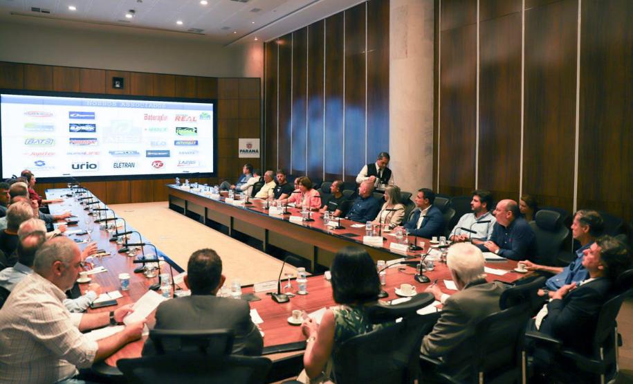 Paraná debate logística reversa com cadeia de fabricantes de baterias