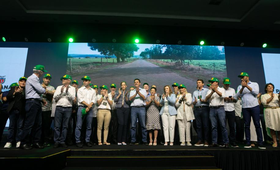 Ratinho Junior anuncia doação de maquinário pesado às prefeituras e R$ 2 bilhões para estradas rurais