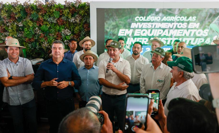 Governo entrega R$ 2,7 milhões em equipamentos para colégios agrícolas durante o Show Rural