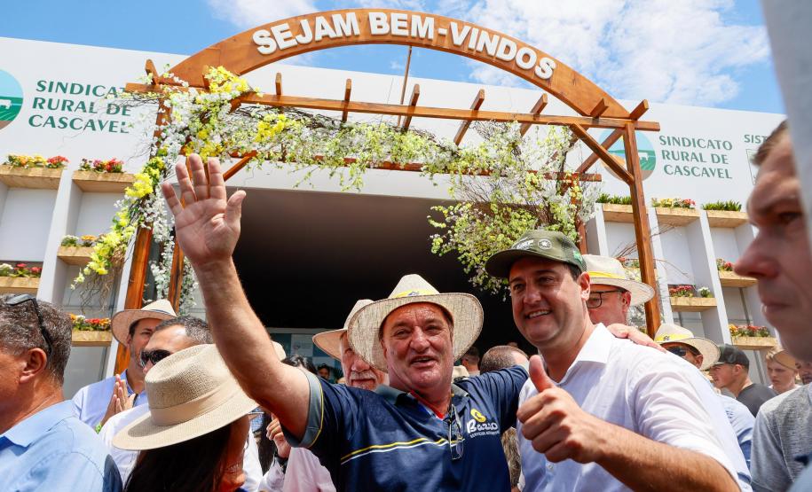 Governo entrega R$ 2,7 milhões em equipamentos para colégios agrícolas durante o Show Rural