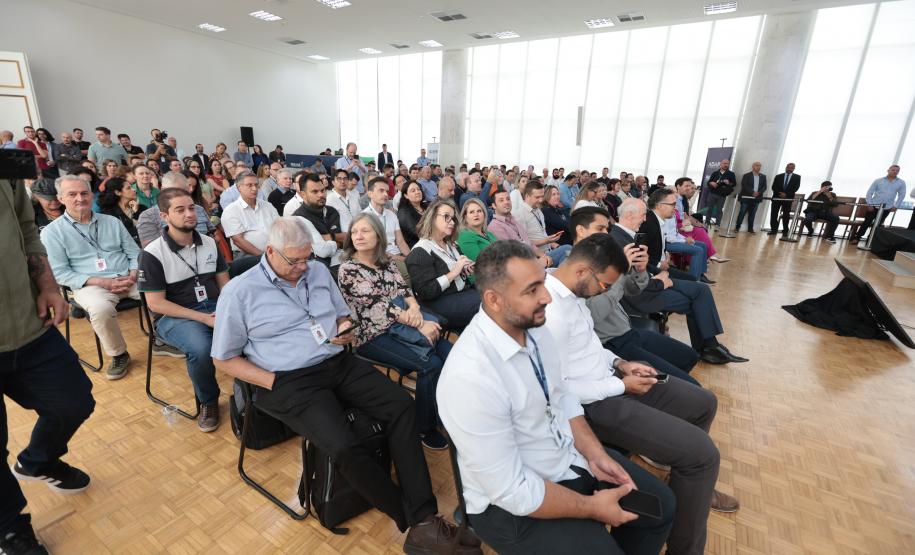 Com investimento de R$ 9 milhões, Estado renova frota da Adapar com 70 veículos novos