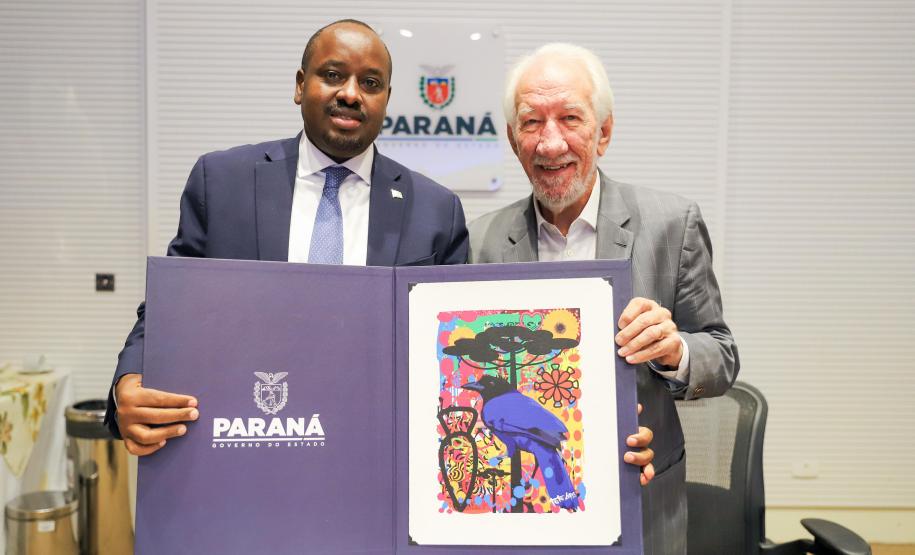 Piana apresenta ao embaixador de Ruanda potenciais parcerias com o Paraná