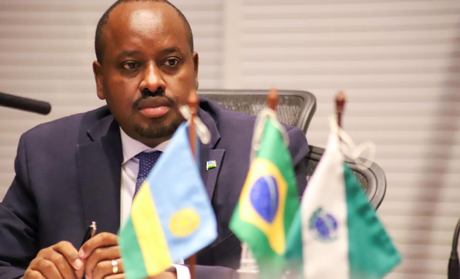 Piana apresenta ao embaixador de Ruanda potenciais parcerias com o Paraná