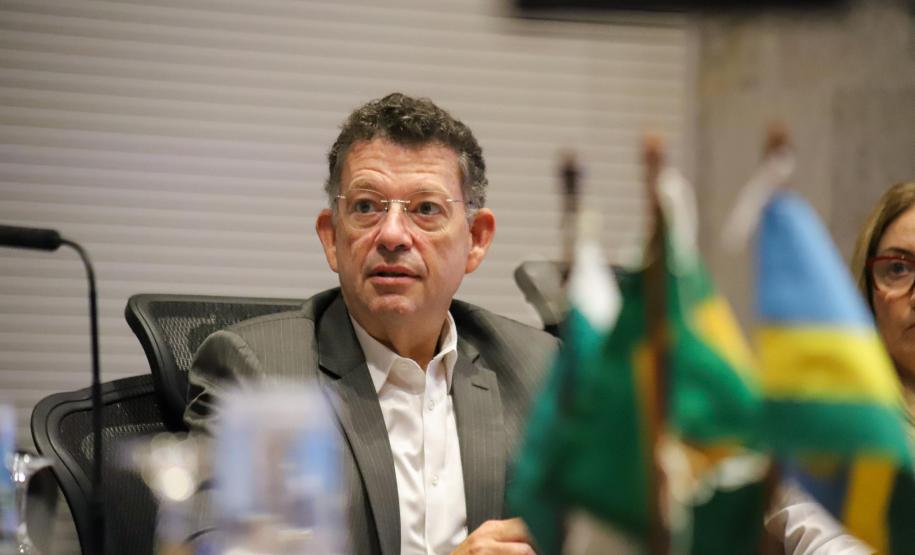 Piana apresenta ao embaixador de Ruanda potenciais parcerias com o Paraná