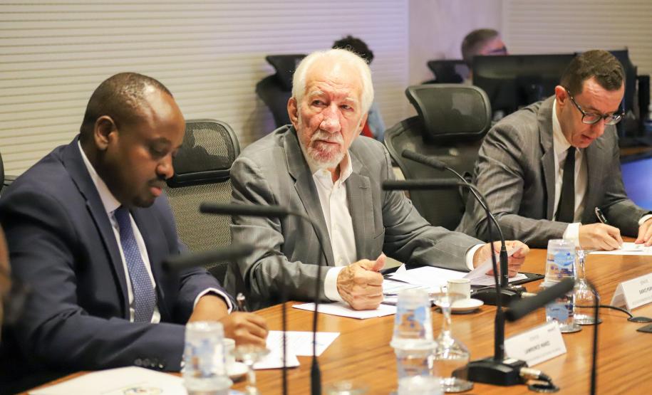 Piana apresenta ao embaixador de Ruanda potenciais parcerias com o Paraná