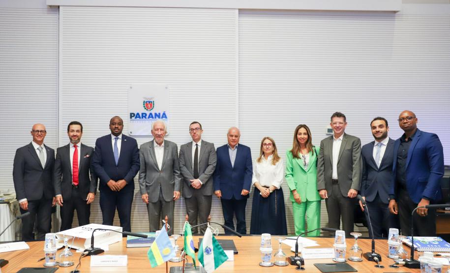 Piana apresenta ao embaixador de Ruanda potenciais parcerias com o Paraná