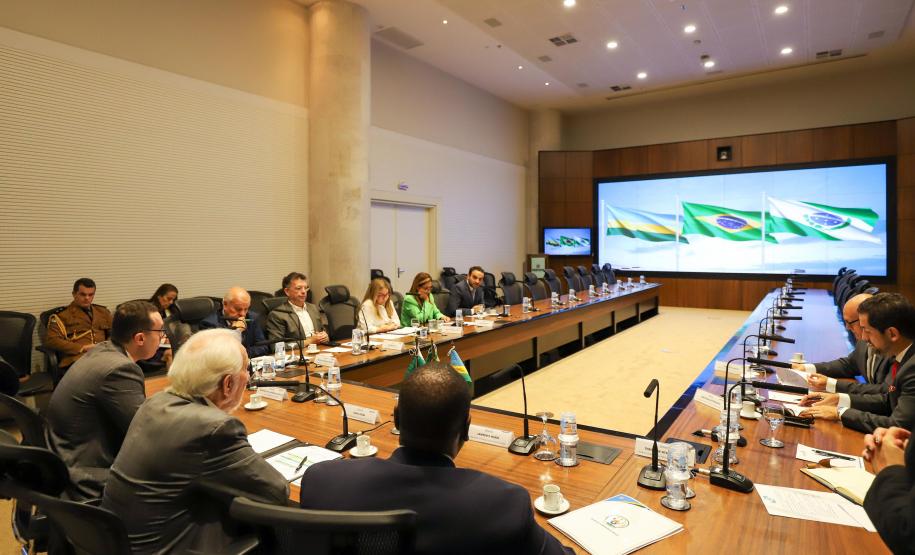 Piana apresenta ao embaixador de Ruanda potenciais parcerias com o Paraná