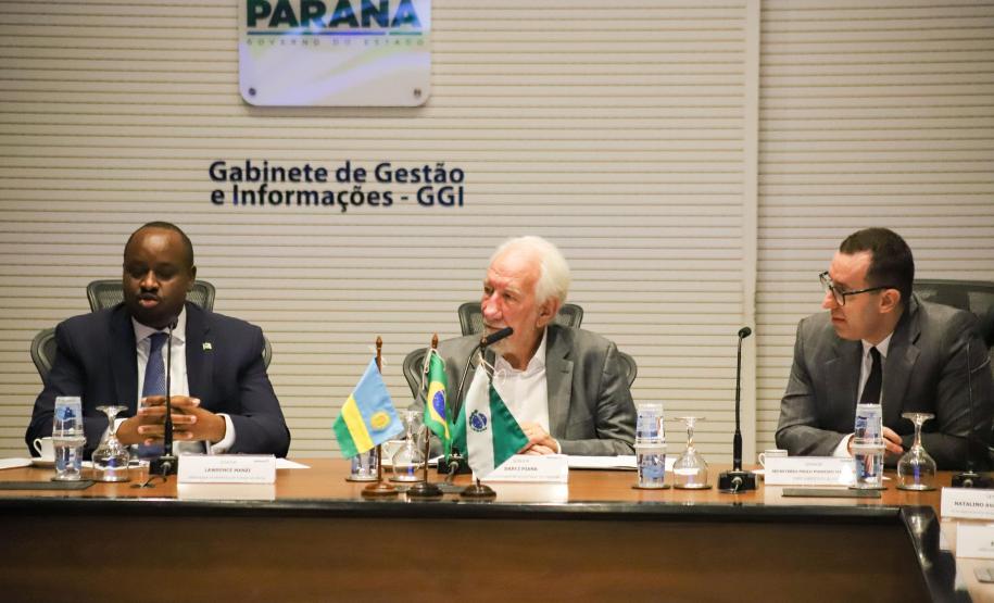 Piana apresenta ao embaixador de Ruanda potenciais parcerias com o Paraná