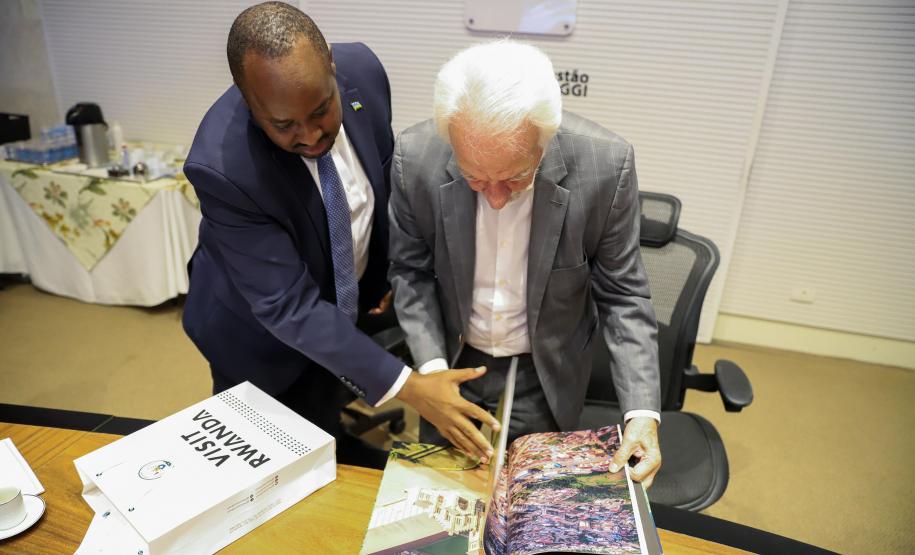 Piana apresenta ao embaixador de Ruanda potenciais parcerias com o Paraná