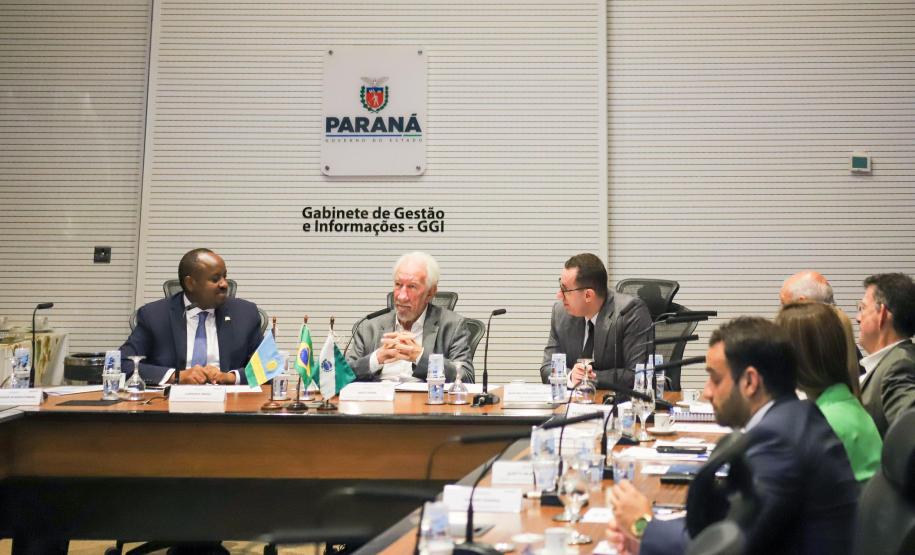 Piana apresenta ao embaixador de Ruanda potenciais parcerias com o Paraná