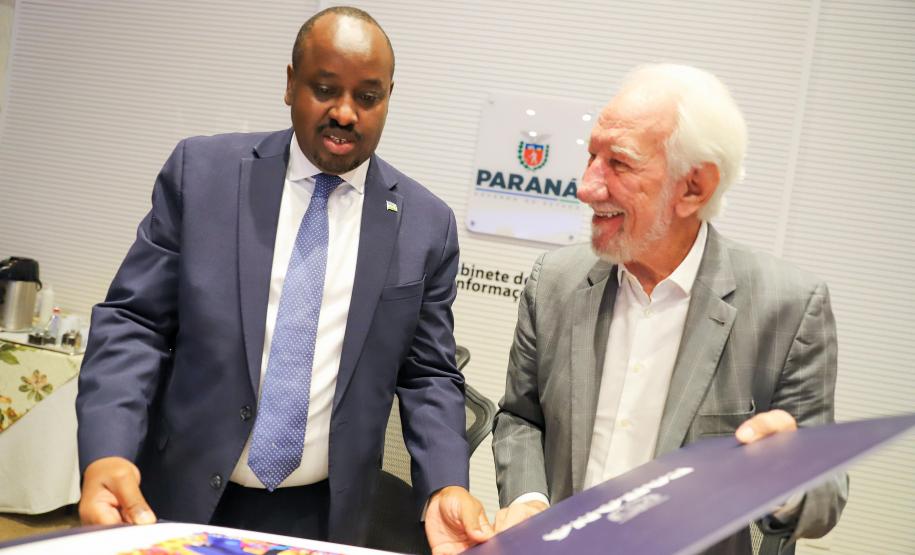 Piana apresenta ao embaixador de Ruanda potenciais parcerias com o Paraná