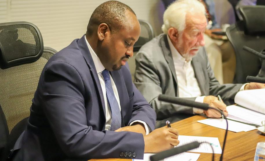 Piana apresenta ao embaixador de Ruanda potenciais parcerias com o Paraná