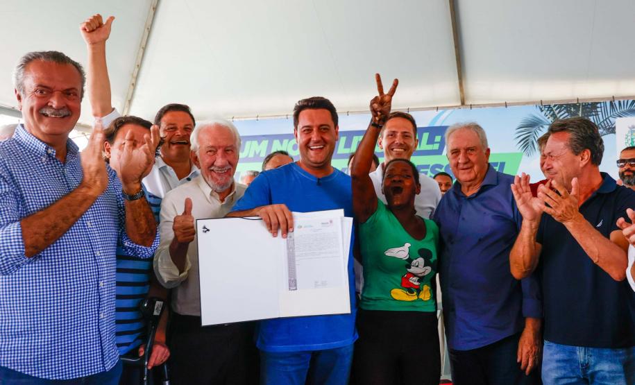 Governo entrega título de domínio de área onde vivem 350 famílias em Pontal do Paraná