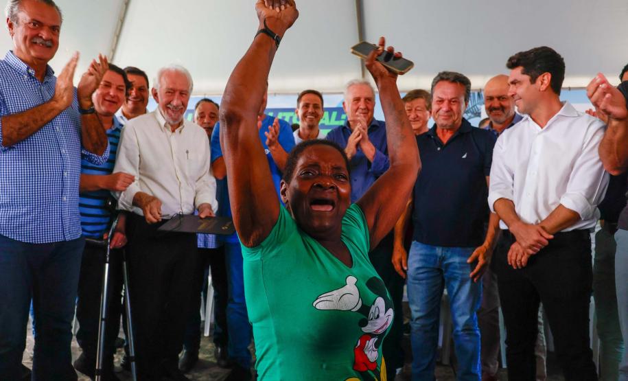 Governo entrega título de domínio de área onde vivem 350 famílias em Pontal do Paraná