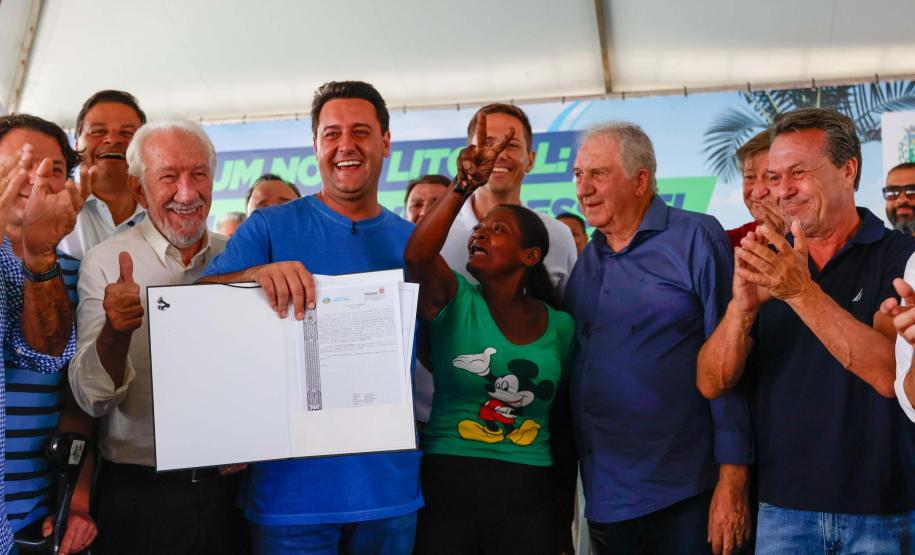 Governo entrega título de domínio de área onde vivem 350 famílias em Pontal do Paraná