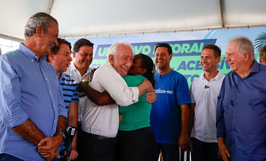 Governo entrega título de domínio de área onde vivem 350 famílias em Pontal do Paraná