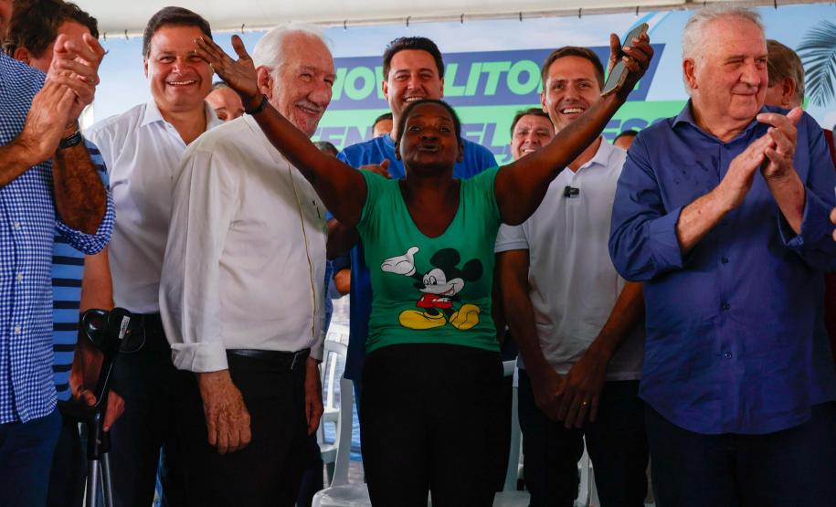 Governo entrega título de domínio de área onde vivem 350 famílias em Pontal do Paraná