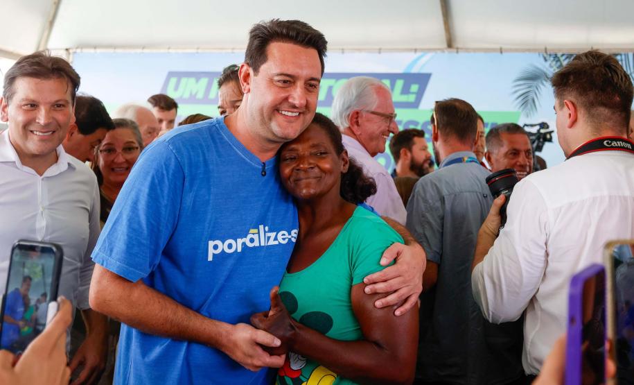 Governo entrega título de domínio de área onde vivem 350 famílias em Pontal do Paraná