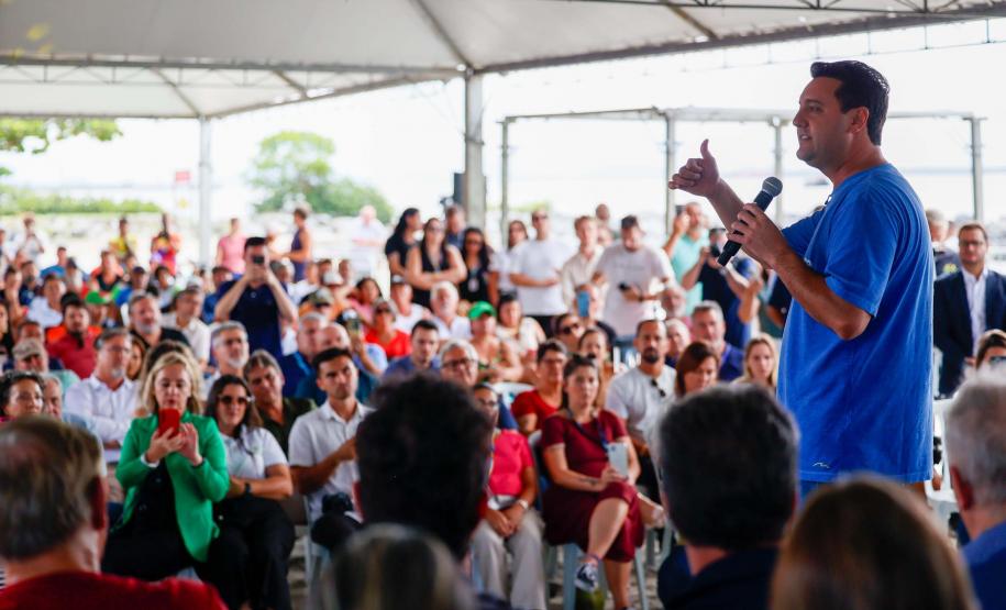Governo entrega título de domínio de área onde vivem 350 famílias em Pontal do Paraná