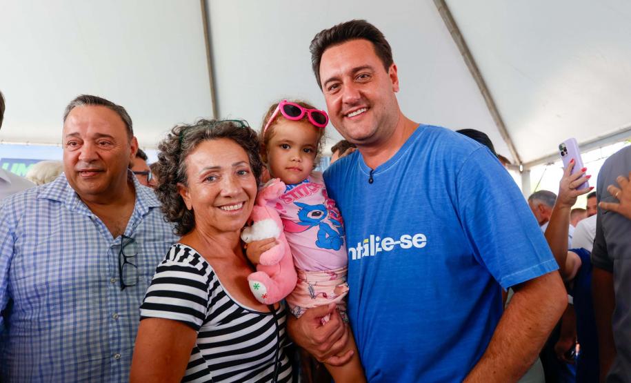 Governo entrega título de domínio de área onde vivem 350 famílias em Pontal do Paraná