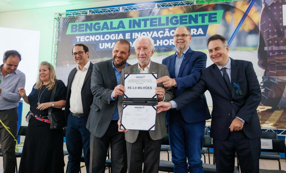 Governo do Paraná lança concurso de inovação para criação de bengalas inteligentes