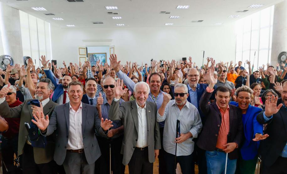 Governo do Paraná lança concurso de inovação para criação de bengalas inteligentes