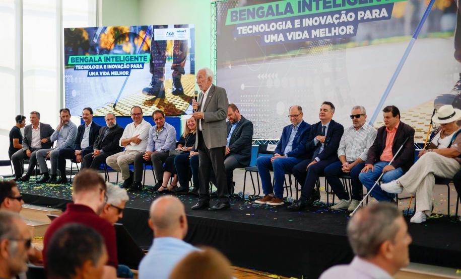 Governo do Paraná lança concurso de inovação para criação de bengalas inteligentes