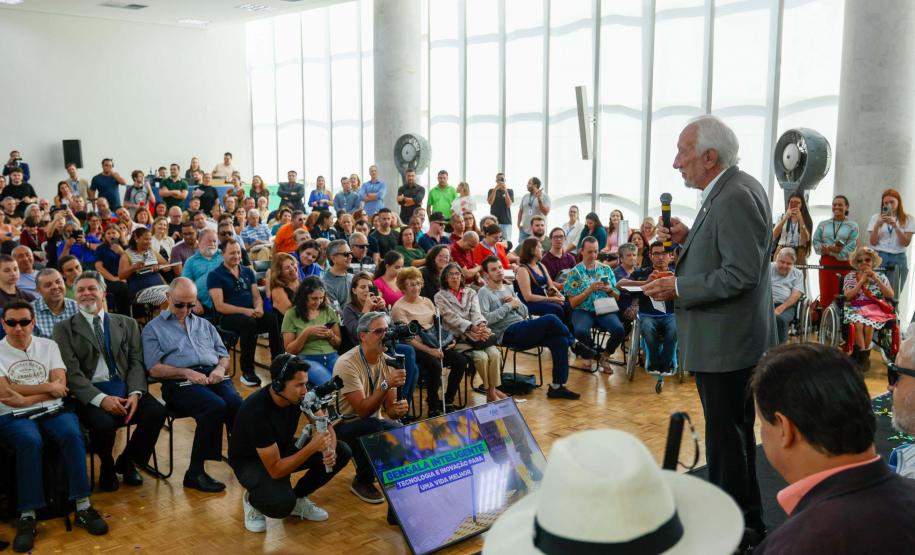 Governo do Paraná lança concurso de inovação para criação de bengalas inteligentes