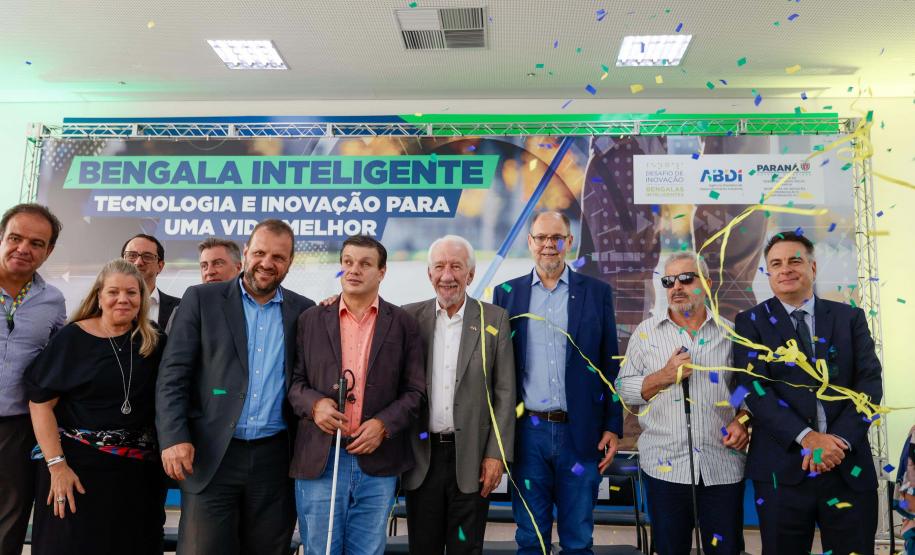 Governo do Paraná lança concurso de inovação para criação de bengalas inteligentes
