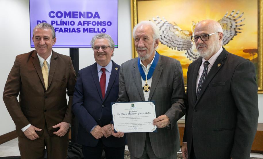 Governador em exercício recebe homenagem de representantes comerciais