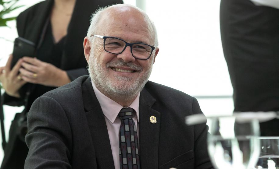 Governador em exercício recebe homenagem de representantes comerciais