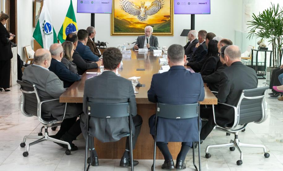 Governador em exercício recebe homenagem de representantes comerciais