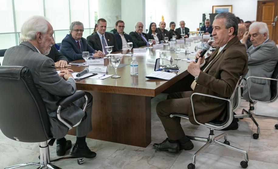 Governador em exercício recebe homenagem de representantes comerciais