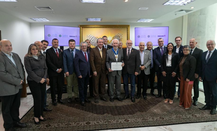 Governador em exercício recebe homenagem de representantes comerciais