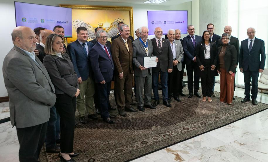 Governador em exercício recebe homenagem de representantes comerciais