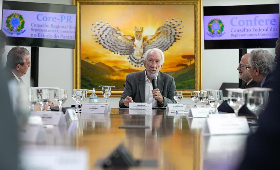 Governador em exercício recebe homenagem de representantes comerciais