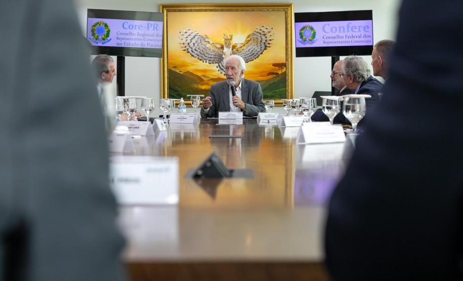 Governador em exercício recebe homenagem de representantes comerciais