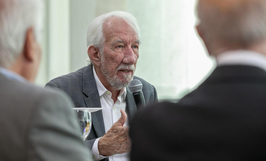 Governador em exercício recebe homenagem de representantes comerciais