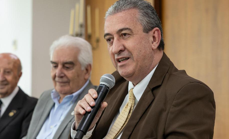 Governador em exercício recebe homenagem de representantes comerciais