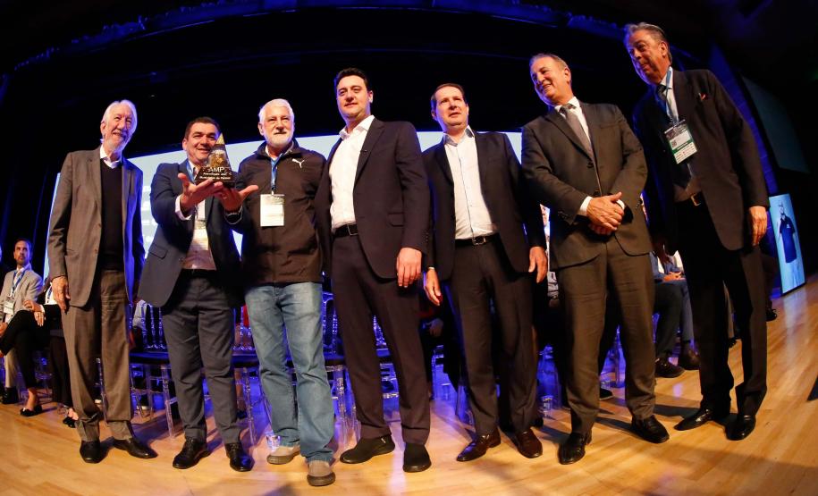 Governador destaca parceria com municípios na posse da nova diretoria da AMP