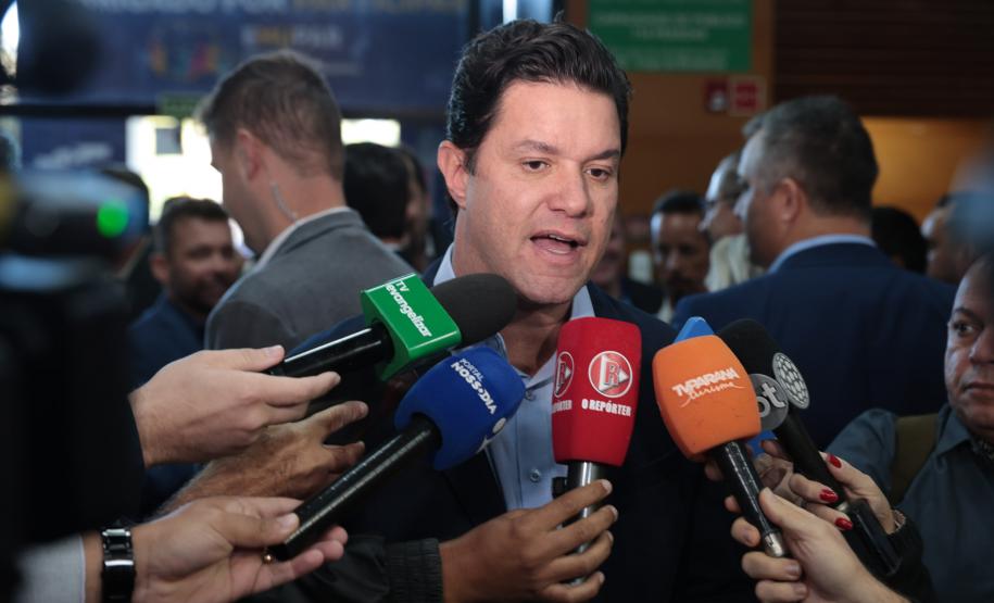 Governador destaca parceria com municípios na posse da nova diretoria da AMP