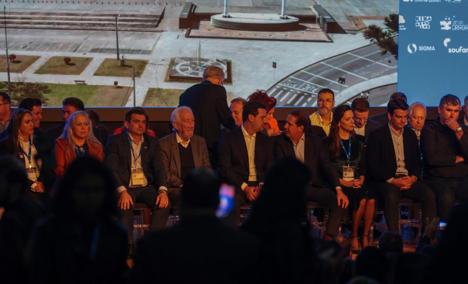 Governador destaca parceria com municípios na posse da nova diretoria da AMP