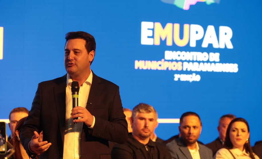 Governador destaca parceria com municípios na posse da nova diretoria da AMP