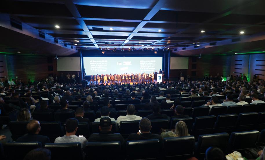 Governador destaca parceria com municípios na posse da nova diretoria da AMP