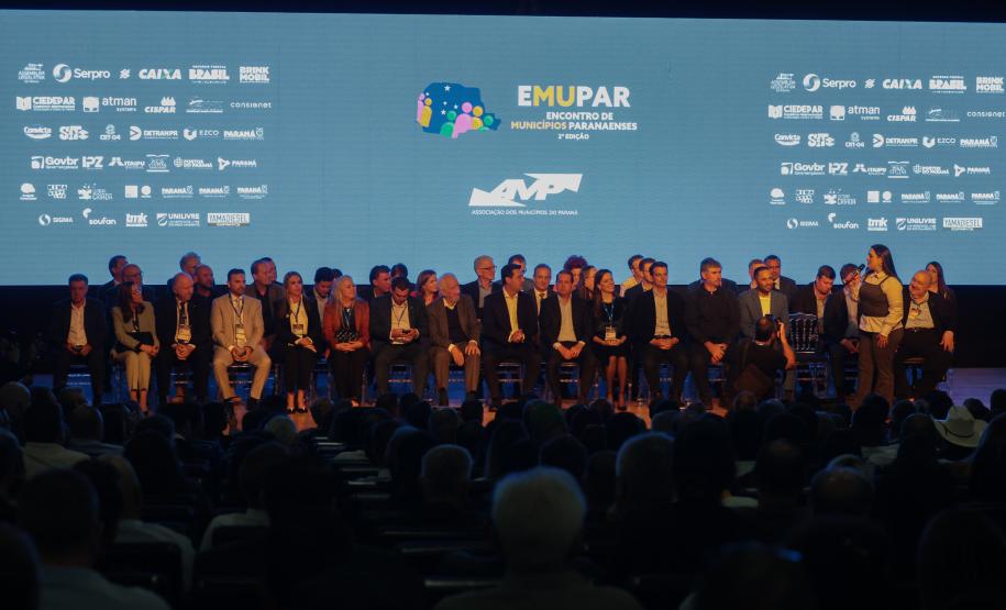 Governador destaca parceria com municípios na posse da nova diretoria da AMP