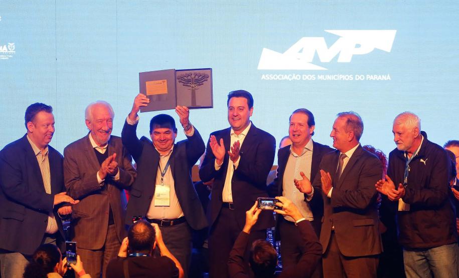 Governador destaca parceria com municípios na posse da nova diretoria da AMP