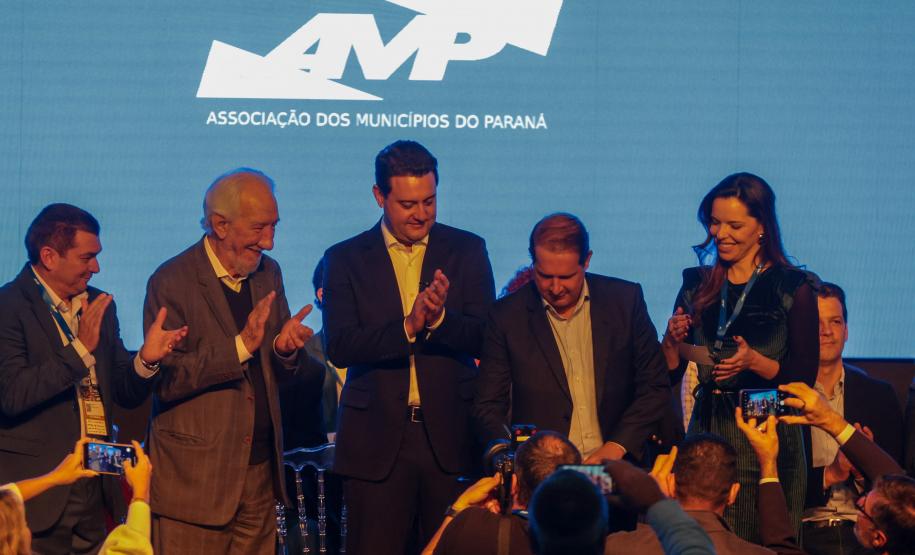 Governador destaca parceria com municípios na posse da nova diretoria da AMP