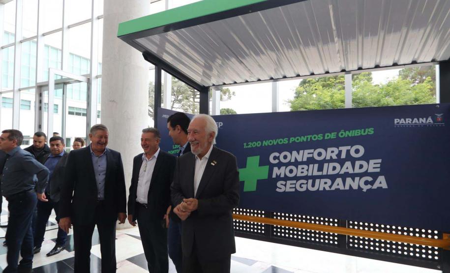 Estado vai distribuir 1.200 novos abrigos para pontos de ônibus em 30 cidades paranaenses