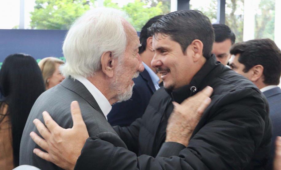 Estado vai distribuir 1.200 novos abrigos para pontos de ônibus em 30 cidades paranaenses