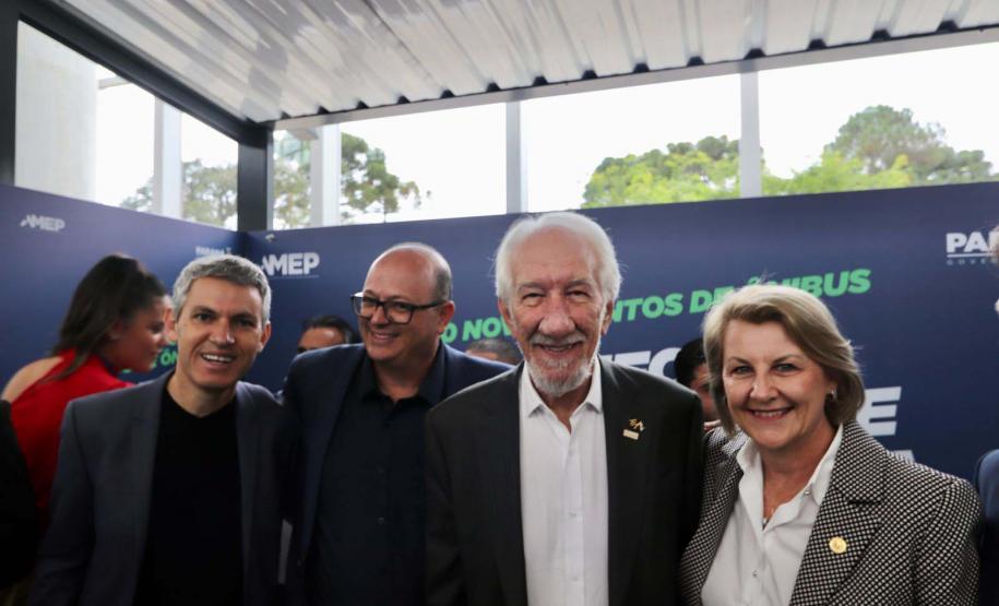 Estado vai distribuir 1.200 novos abrigos para pontos de ônibus em 30 cidades paranaenses